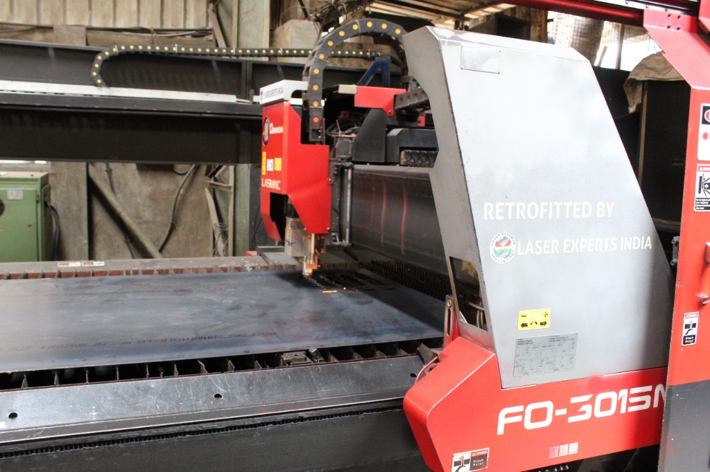 AMADA FO 3015 mit Aufschrift Retrofitted by Laser Experts India nach dem Umbau auf Faserlaser