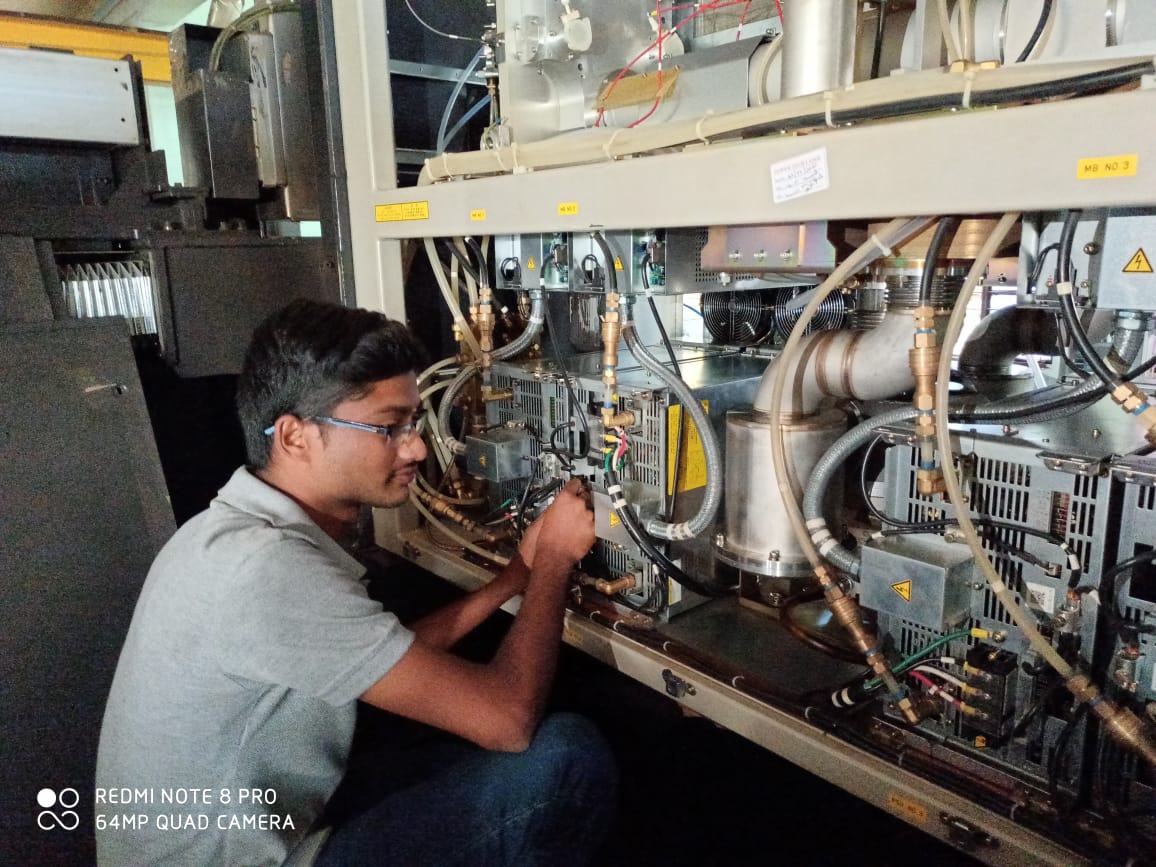 Techniker im geöffneten Resonatorschrank einer CO2-Laseranlage