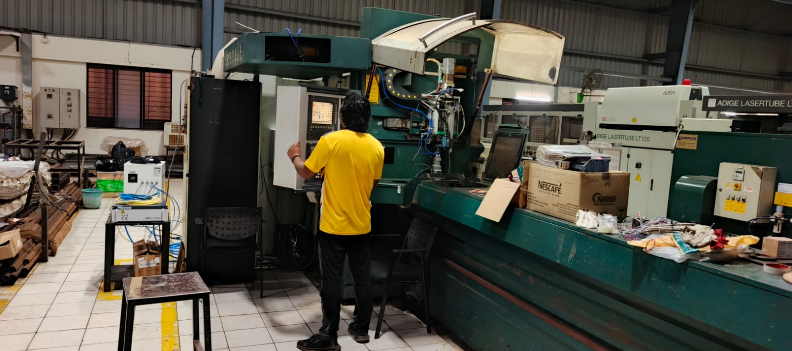 Techniker an der Steuerung einer Adige LaserTube LT120 Rohrlaseranlage