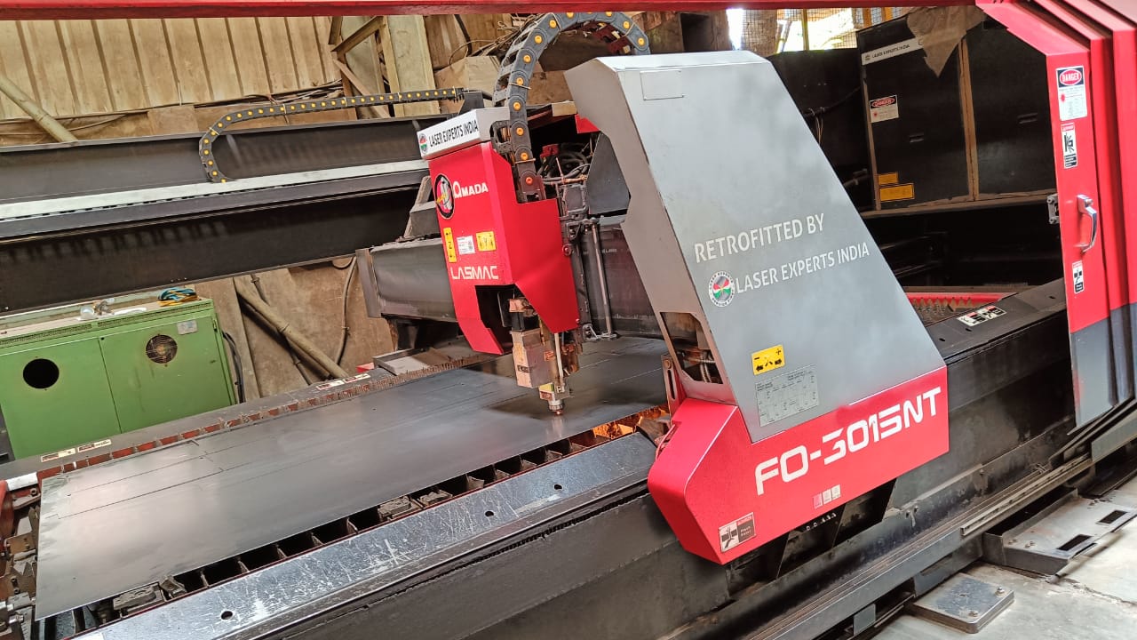 AMADA FO-3015NT mit Aufschrift Retrofitted by Laser Experts India beim Schneiden
